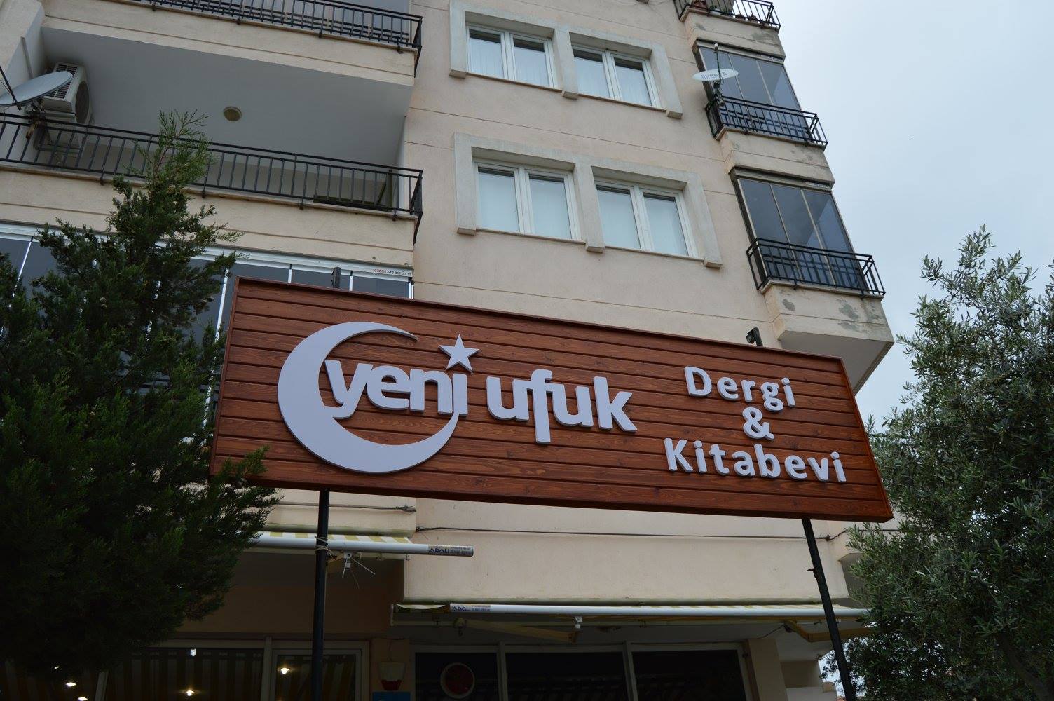 ÇINARIN KURUMAYAN DALI GÖLGESİNDE BÜYÜMEK