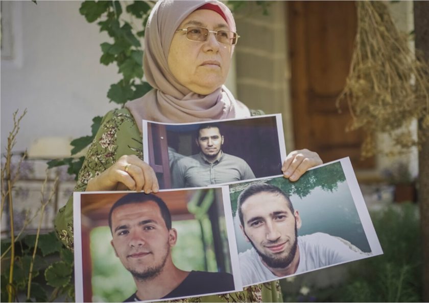 RUSYA İŞGALİNDEKİ KIRIM’DA BALALARINI BEKLEYEN ANNELER görseli